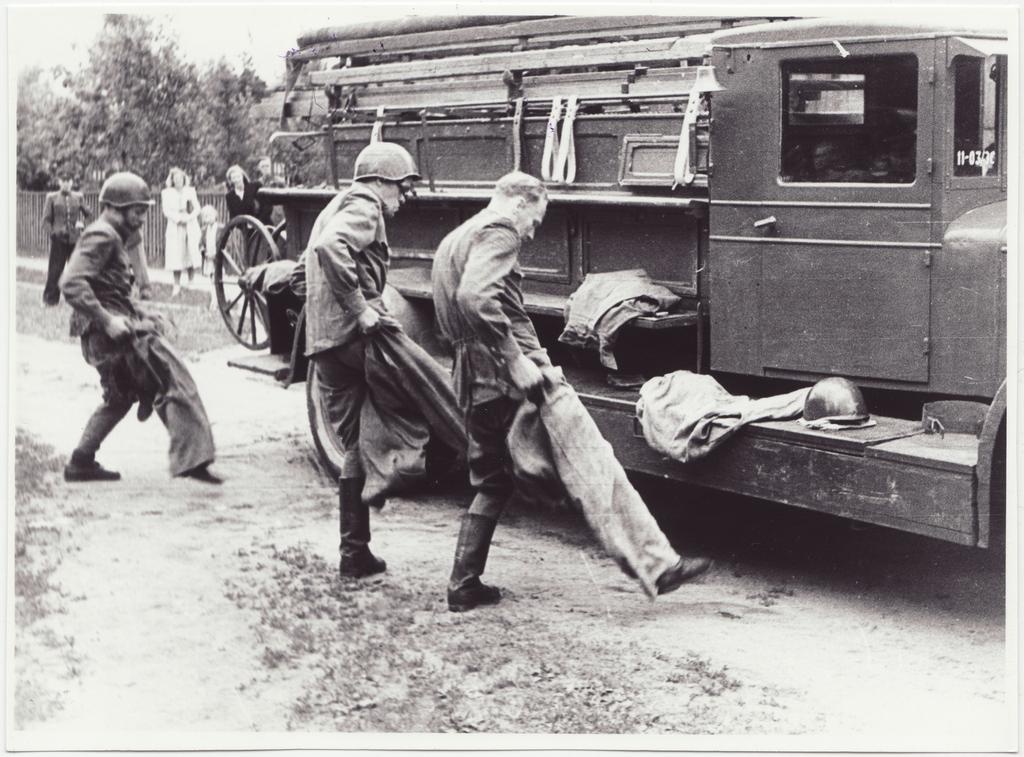 Komandodevahelised tuletõrjevõistlused Tallinnas: meeskonna riietumine, 1950.a.
