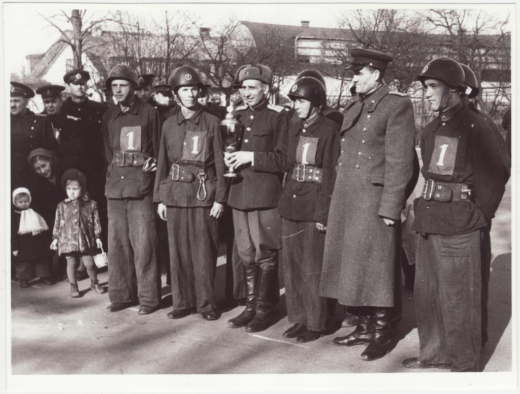 Tallinna sõjaväestatud tuletõrjekomandode  teatejooks Kadriorus: teatejooksu võitnud I ÜSTK meeskond, 1953.a.