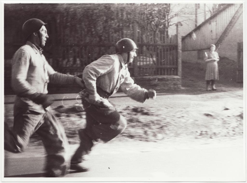 Tallinna sõjaväestatud tuletõrjekomandode  teatejooks Kadriorus: teatepulga üleandmine, 1953.a.