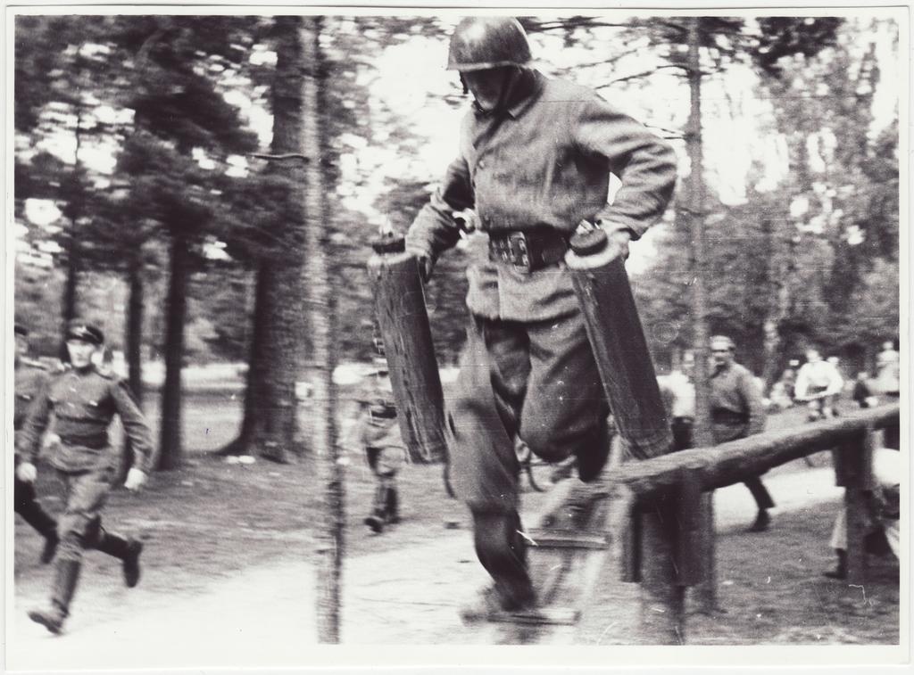 Komandodevahelised tuletõrjevõistlused Tallinnas: 4x100 m takistusteatejooks - poomi ületamine, 1950.a.