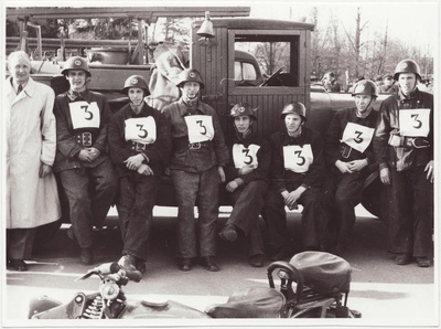 Tallinna sõjaväestatud tuletõrjekomandode teatejooks Kadriorus: III ÜSTK võistkond oma auto juures, 1953.a.  duplicate photo