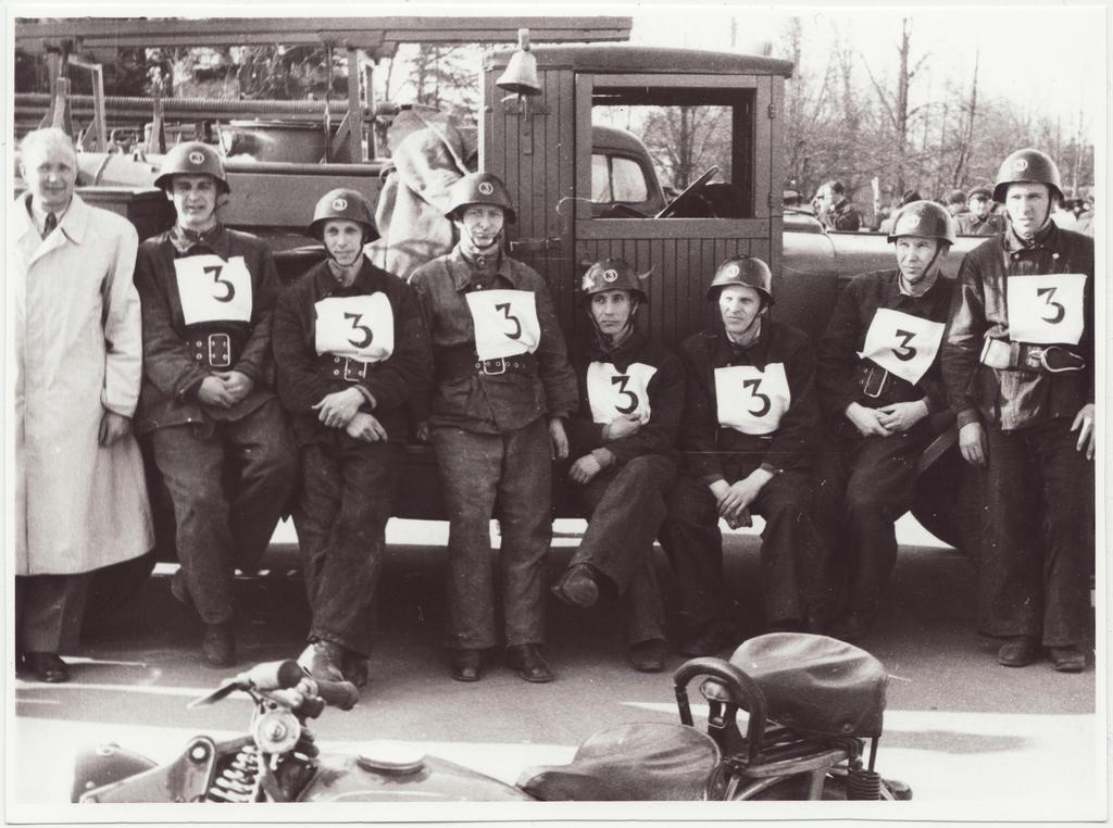 Tallinna sõjaväestatud tuletõrjekomandode teatejooks Kadriorus: III ÜSTK võistkond oma auto juures, 1953.a.
