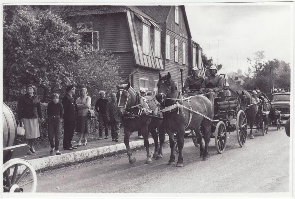 Eesti vabatahtliku tuletõrje 200. aastapäeva tähistamine: tuletõrjevoor paraadil, 1988.a.