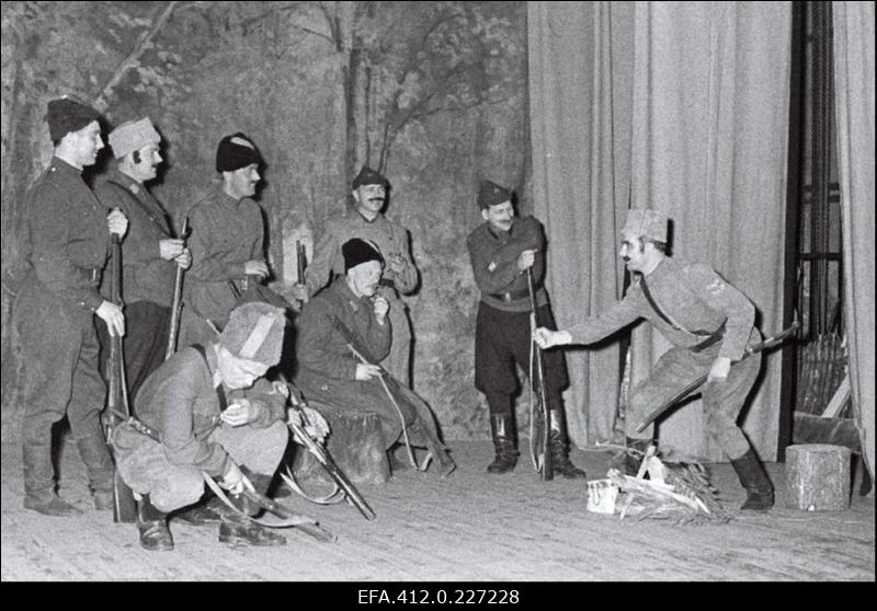 Rapla raj Märjamaa Kultuurimaja näitering kunstilise isetegevuse festivalil esitamas Aleksandrovi operetti "Pulmad Malinovkas".