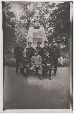Nõmme VTÜ liikmed Võrus F.R.Kreutzwaldi mälestusmärgi juures  duplicate photo