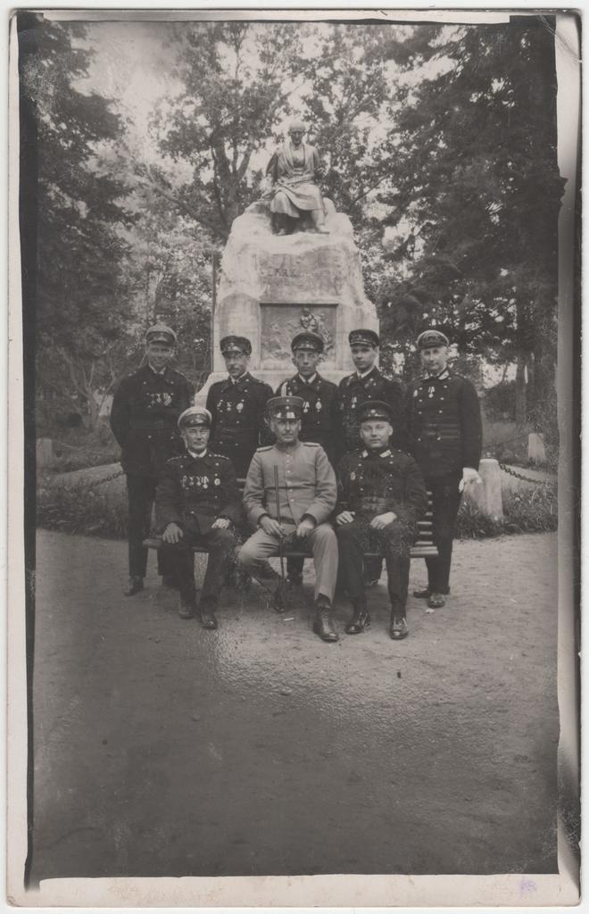 Nõmme VTÜ liikmed Võrus F.R.Kreutzwaldi mälestusmärgi juures