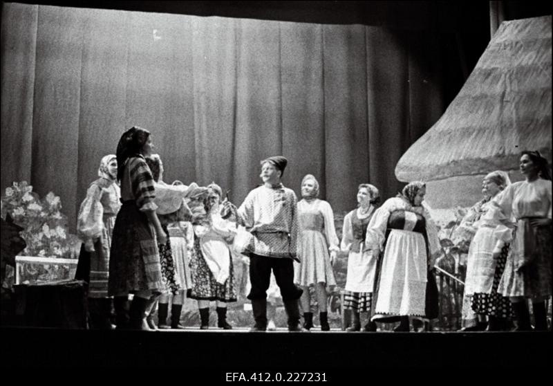 Rapla raj Märjamaa Kultuurimaja näitering kunstilise isetegevuse festivalil esitamas Aleksandrovi operetti "Pulmad Malinovkas".