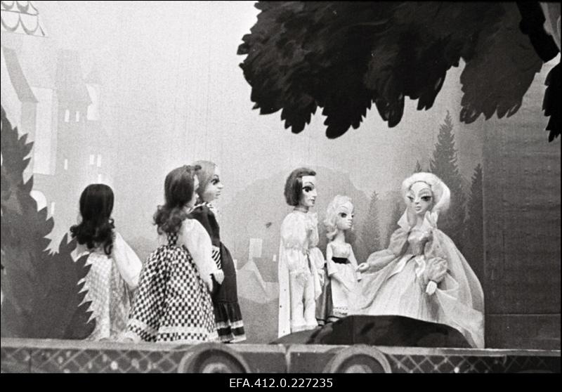 Kombinaadi "Kommunaar" klubi nukunäitering kunstilise isetegevuse festivalil esitamas näidendit "Tuhkatriinu".