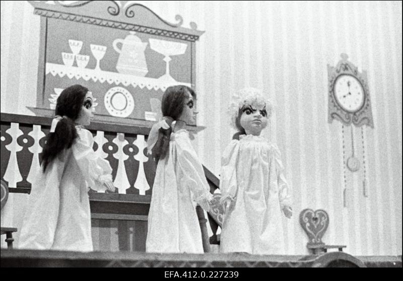 Kombinaadi "Kommunaar" klubi nukunäitering kunstilise isetegevuse festivalil esitamas näidendit "Tuhkatriinu".