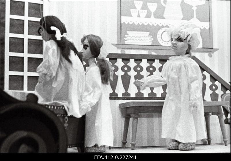 Kombinaadi "Kommunaar" klubi nukunäitering kunstilise isetegevuse festivalil esitamas näidendit "Tuhkatriinu".