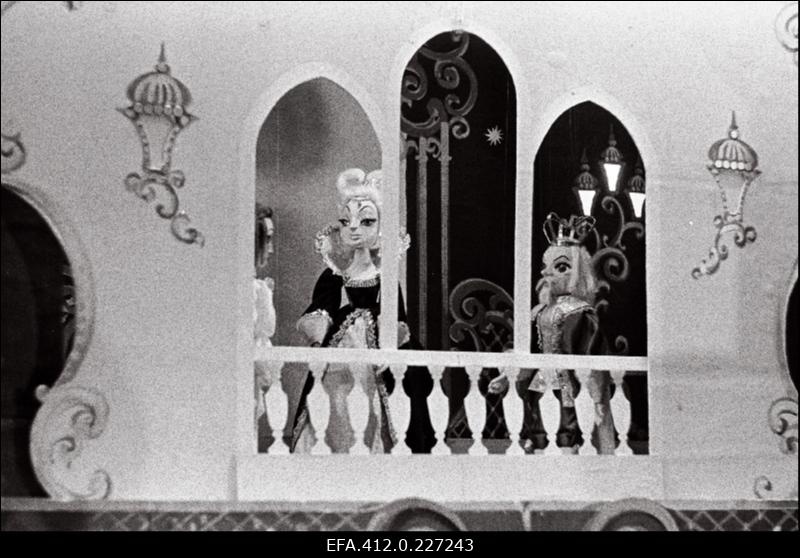 Kombinaadi "Kommunaar" klubi nukunäitering kunstilise isetegevuse festivalil esitamas näidendit "Tuhkatriinu".