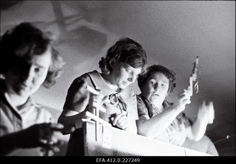 Kombinaadi "Kommunaar" klubi nukunäitering kunstilise isetegevuse festivalil esitamas näidendit "Tuhkatriinu".