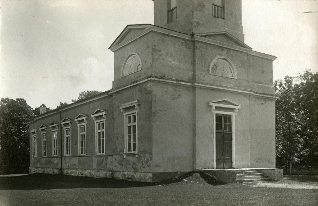 Kärla kirik, lähivaade loodest