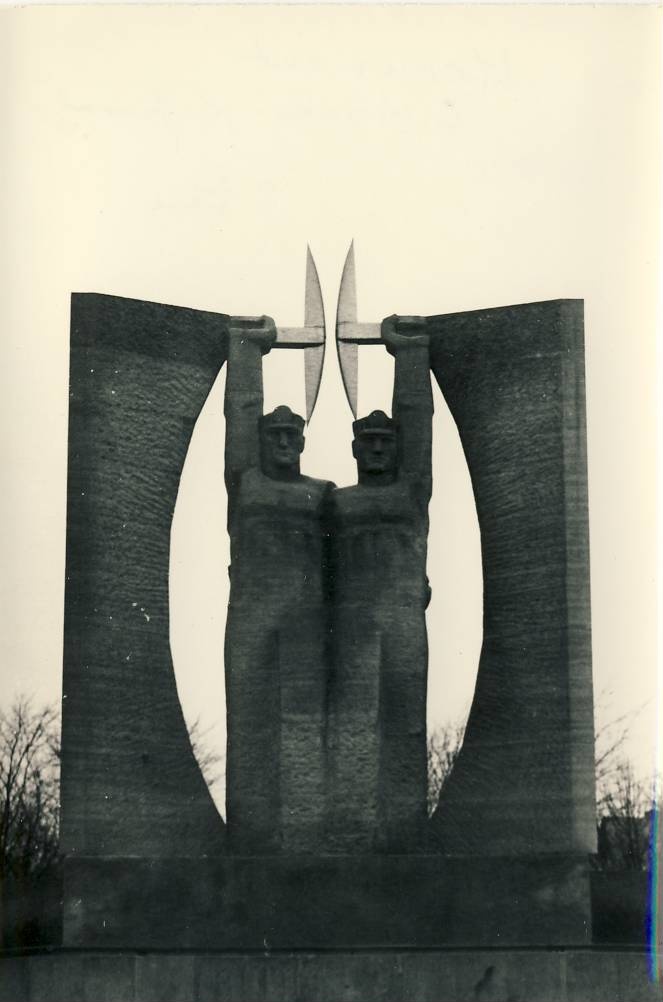 Monument AU TÖÖLE Kohtla-Järvel
