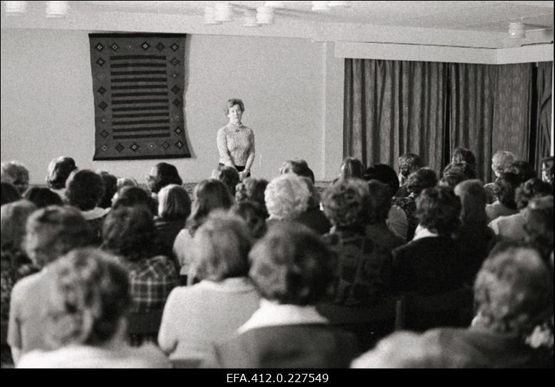 J. Tombi nim Rahvateatri nätlejad esinemas teatrikuul V. Klementi nim Õmblustootmiskoondise töötajatele.