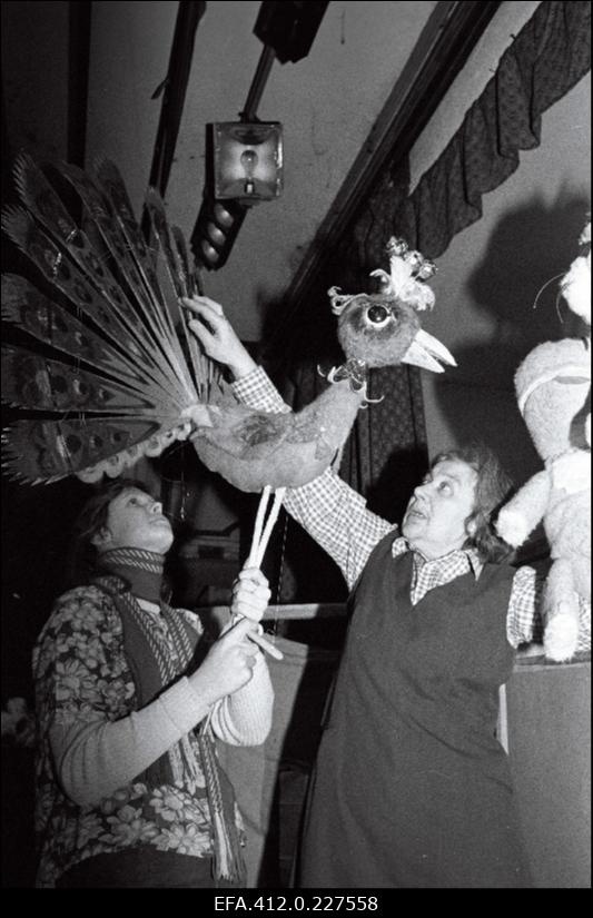 Nukurahvateatri "Kehra nukk" näitlejad nukkudega.