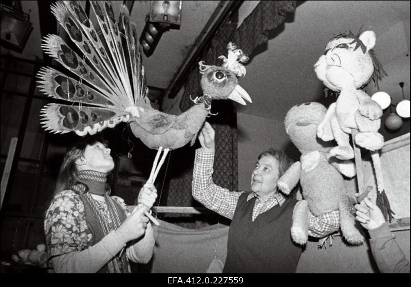 Nukurahvateatri "Kehra nukk" näitlejad nukkudega.