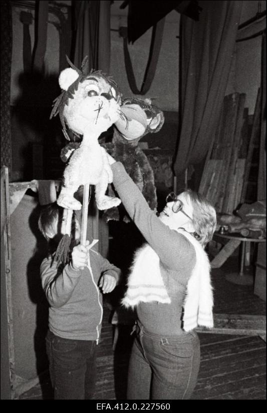 Nukurahvateatri "Kehra nukk" näitlejad nukkudega.