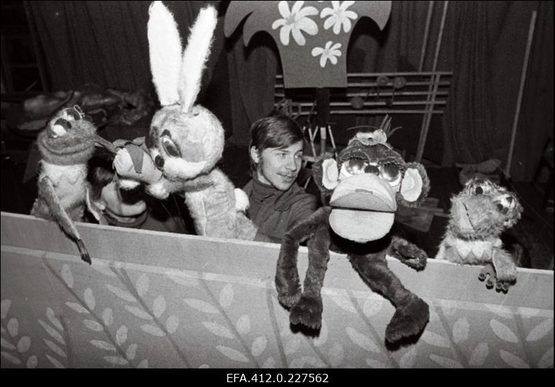 Nukurahvateatri "Kehra nukk" näitlejad nukkudega.