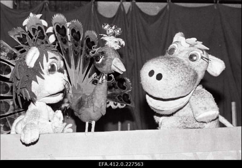 Nukurahvateatri "Kehra nukk" näitlejad nukkudega.