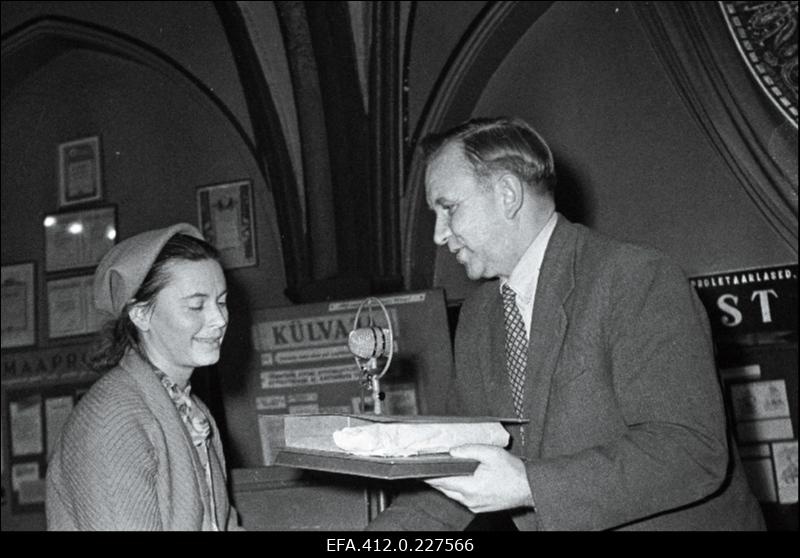 Vabariiklikul seinalehtede ülevaatusel J. Tombi nim Kultuurihoones.