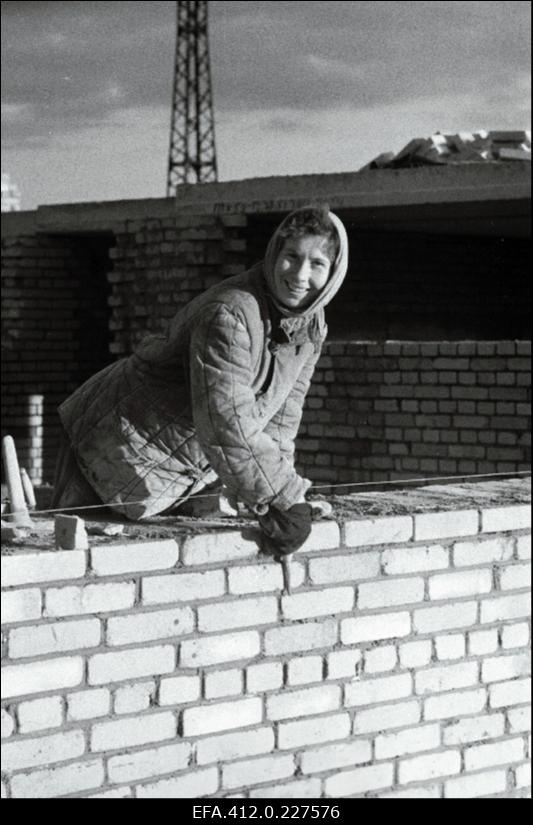 Müürsepp Õie Toom müüri ladumas.