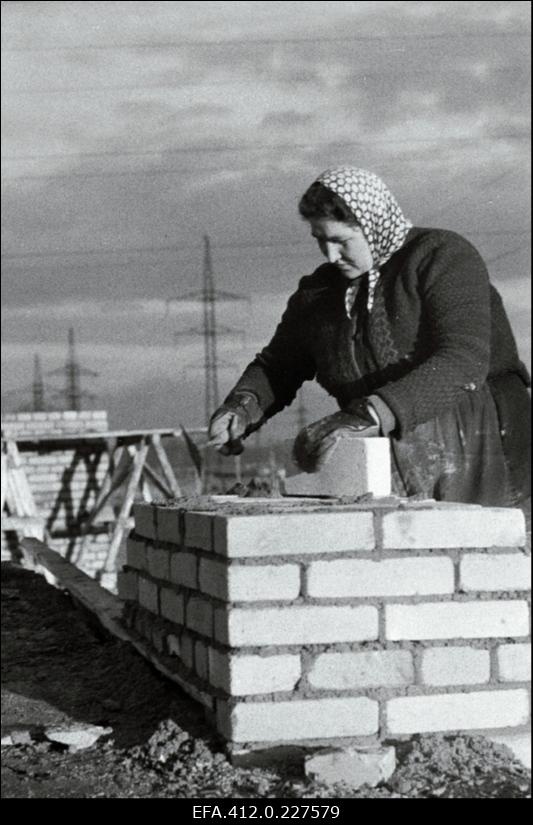 Müürsepp Õie Toom müüri ladumas.