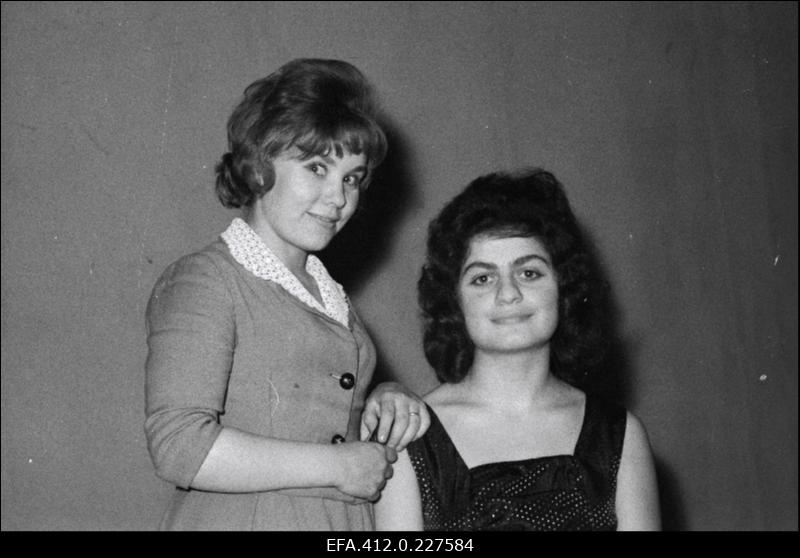 Laulja Anu Anton (vasakul).