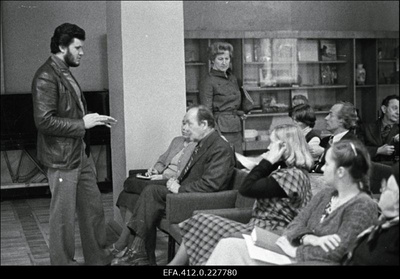 J. Tombi nim Kultuuripalee direktor Rein Kiis , asedirektor Malle Gerretz (1. reas vasakult 2.) ja partorg Ellu Puudist (seisab) ringijuhtide koosolekul.  similar photo