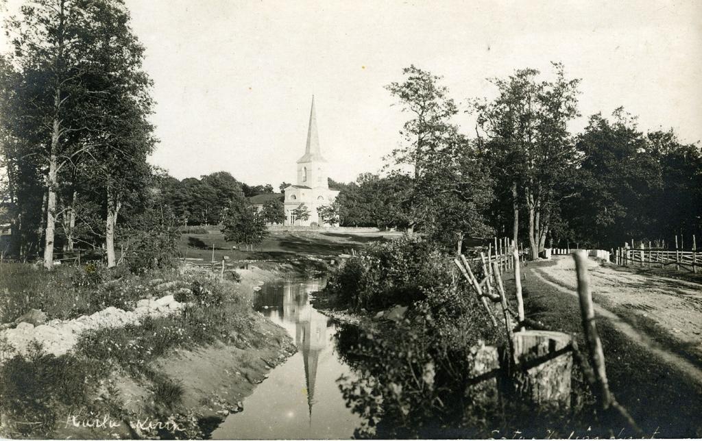 Kärla kirik, kaugvaade loodest, esiplaanil jõgi