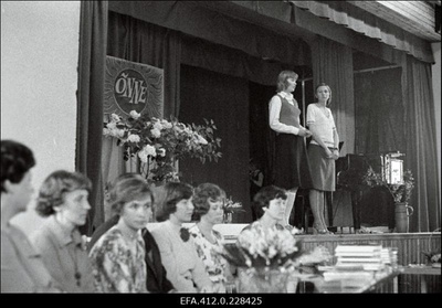Tallinna 32. Keskkooli 8. klasside lõpuaktus.  similar photo