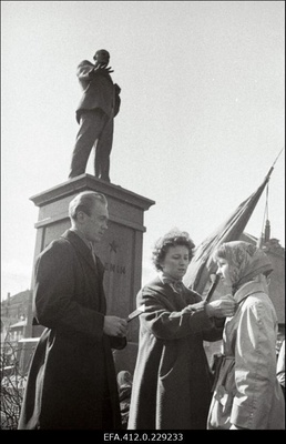 Kommmunistlikuks nooreks  vastuvõtmine V. I. Lenini monumendi juures.  similar photo
