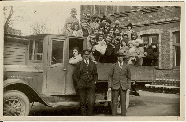 foto, õpilased Paide Ühisgümnaasiumi õuel veoautos 1936.a. paiku