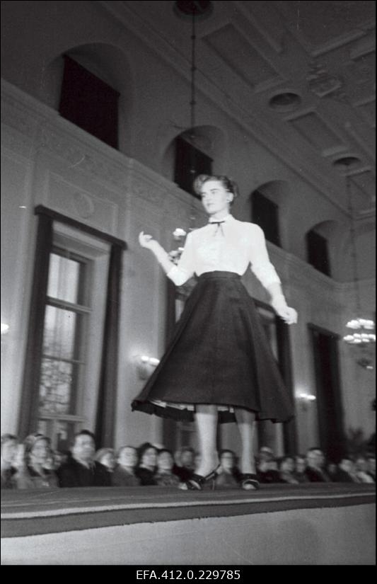 Esimesel moedemonstratsioonil Tallinnas Sakala kultuurimajas.