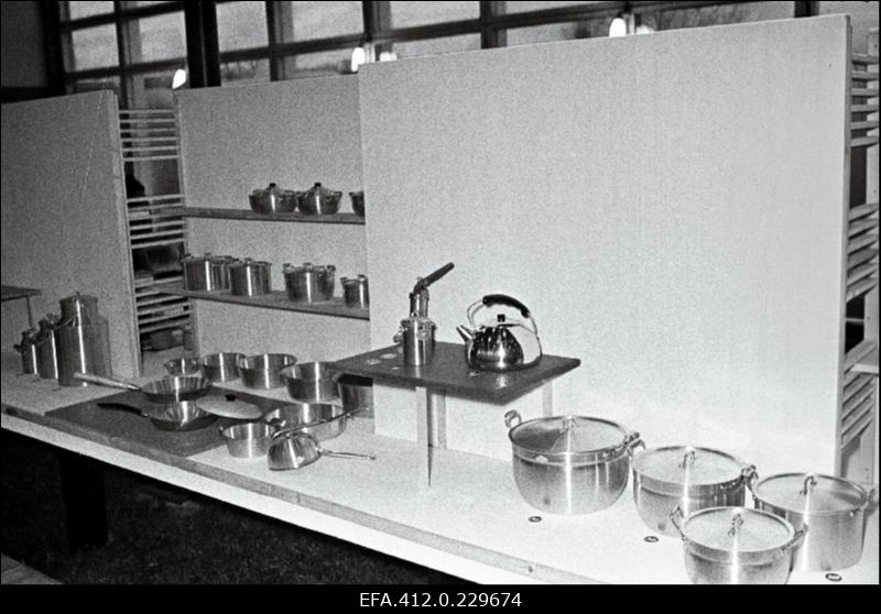 Majapidamistarvete ja kultuurikaupade näitus-ülevaatus Lillepaviljonis.