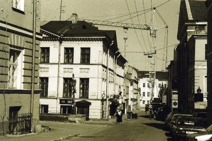 Küütri t, vaade Ülikooli t juurest Kompanii t suuunas. Ees Küütri 2 (silt: galerii Legend). Tartu, 1998. Foto Aldo Luud.