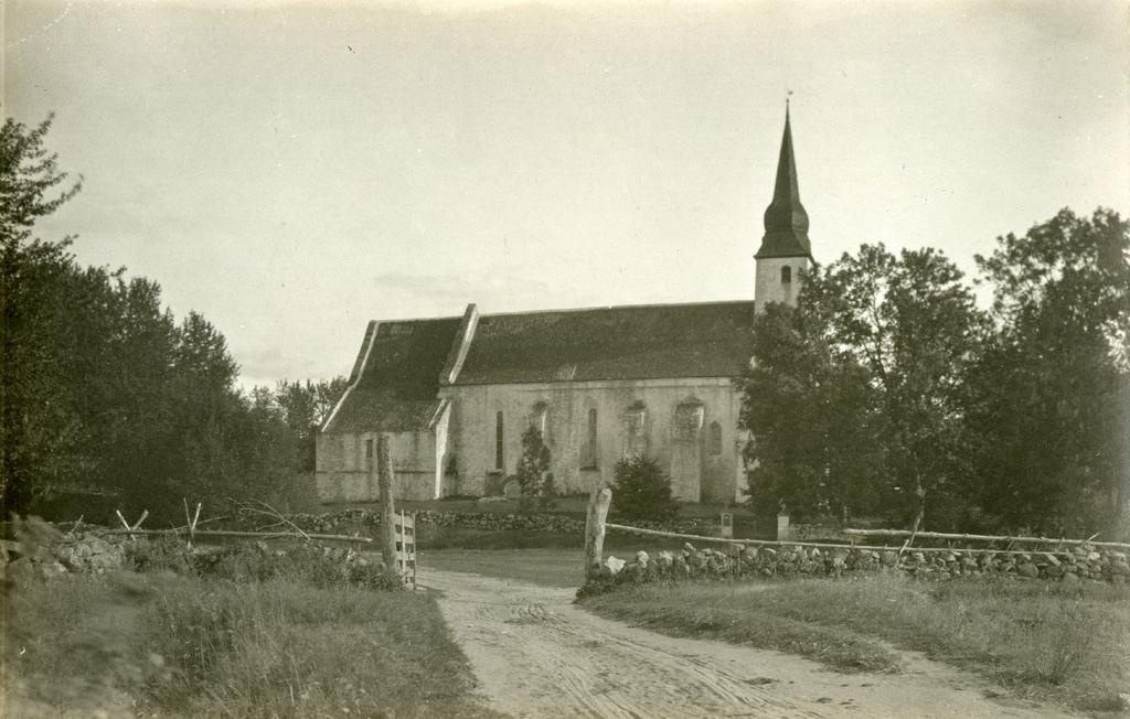 Kaarma kirik, vaade põhjast
