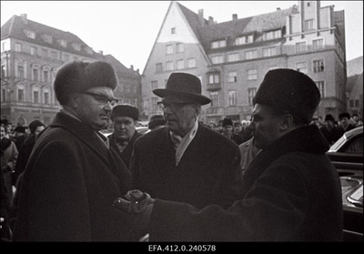 Soome president Urho Kaleva Kekkonen Raekoja platsil.  similar photo