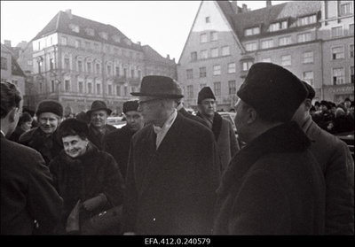 Soome president Urho Kaleva Kekkonen Raekoja platsil.  similar photo