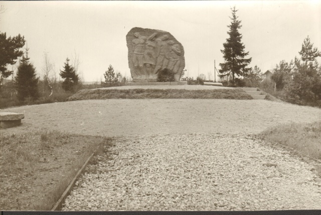 foto, fashismiohvrite mälestusmärk Paides Tiigi tänaval 1971.a.