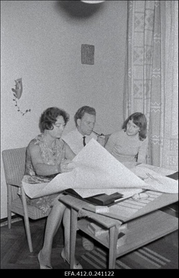 Tallinna peaarhitekt Dmitri Bruns koos tütre Jelena ja abikaasa Olgaga kodus.  similar photo