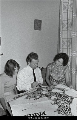 Tallinna peaarhitekt Dmitri Bruns koos tütre Jelena ja abikaasa Olgaga kodus.  similar photo