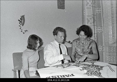 Tallinna peaarhitekt Dmitri Bruns koos tütre Jelena ja abikaasa Olgaga kodus.  similar photo
