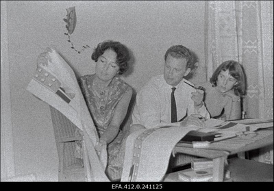 Tallinna peaarhitekt Dmitri Bruns koos tütre Jelena ja abikaasa Olgaga kodus.  similar photo