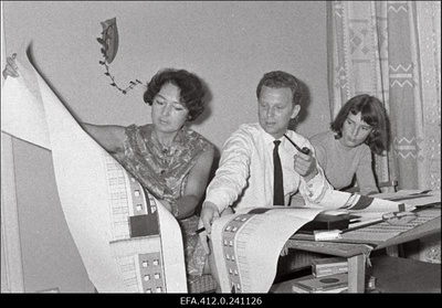 Tallinna peaarhitekt Dmitri Bruns koos tütre Jelena ja abikaasa Olgaga kodus.  similar photo