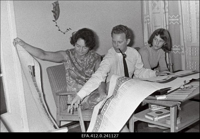 Tallinna peaarhitekt Dmitri Bruns koos tütre Jelena ja abikaasa Olgaga kodus.  similar photo