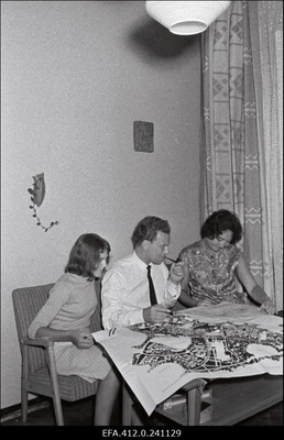 Tallinna peaarhitekt Dmitri Bruns koos tütre Jelena ja abikaasa Olgaga kodus.  similar photo