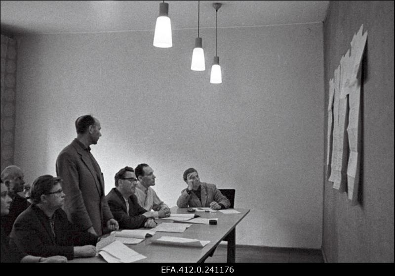 Kunstinõukogu Tallinna peaarhitekti Dmitri Brunsi kabinetis.