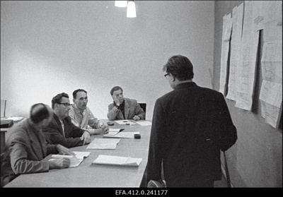 Kunstinõukogu Tallinna peaarhitekti Dmitri Brunsi kabinetis.  similar photo