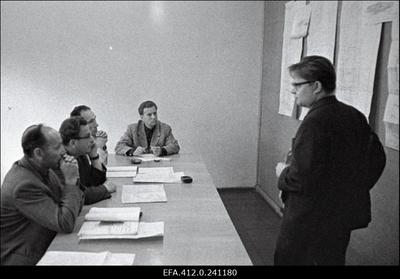 Kunstinõukogu Tallinna peaarhitekti Dmitri Brunsi kabinetis.  similar photo